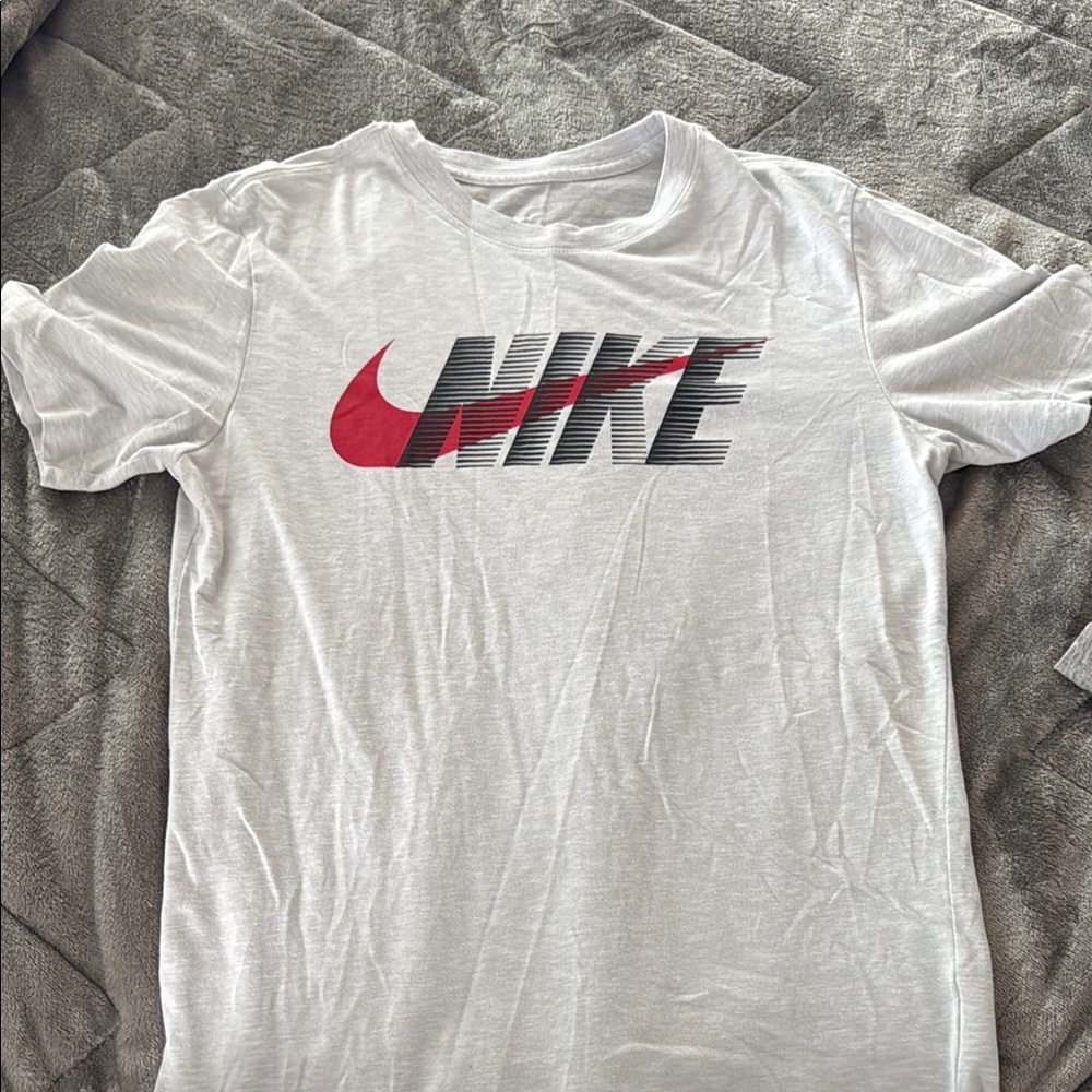 Nike White and Red Short Sleeve Tee